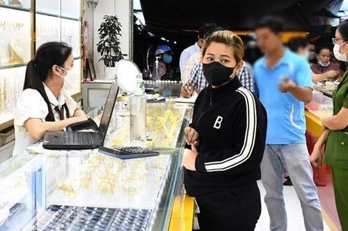 Người phụ nữ dùng ô tô đi ăn trộm vàng