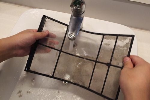 Cách vệ sinh điều hòa tại nhà đơn giản không cần gọi thợ