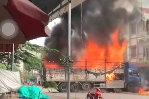 Tài xế dũng cảm lái xe tải đang bốc cháy ngùn ngụt ra khỏi nơi đông người