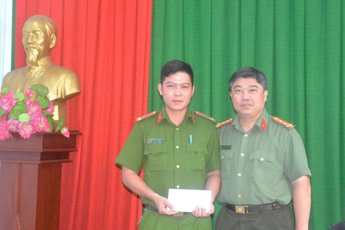 TP.HCM: Khen thưởng cảnh sát bị xịt hơi cay vẫn quật ngã kẻ trộm
