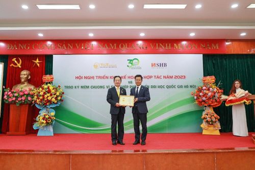 Doanh nhân Đỗ Quang Hiển nhận kỷ niệm chương vì sự nghiệp phát triển ĐHQG Hà Nội