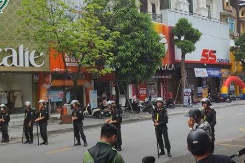 Cận cảnh công an ập vào khám nhà giang hồ khét tiếng xứ Thanh Tuấn 'Thần đèn'