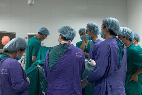 Bệnh viện Tuệ Tĩnh nội soi tán sỏi ngược dòng thành công cho 2 bệnh nhân sỏi thận