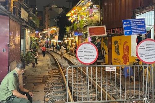 Phố cà phê đường tàu 'hồi sinh', lại tấp nập đón khách
