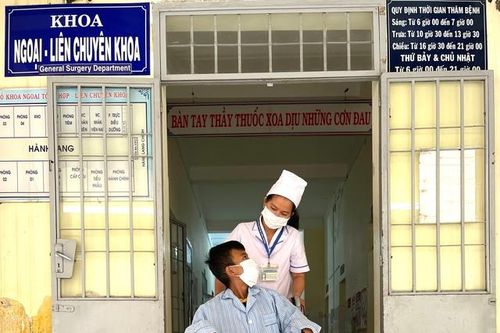 Nữ điều dưỡng tận tâm vì người bệnh chốn non cao