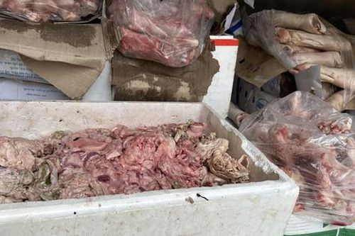 Gần 1 tấn thực phẩm bốc mùi hôi thối 'suýt' vào bếp ăn khu công nghiệp