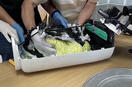 Cận cảnh vụ bắt giữ 7kg ma túy giấu trong máy lọc nước 'bay' từ Đức về Việt Nam