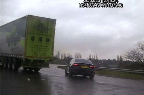 Lái xe bỏ chạy cảnh sát với vận tốc kinh hoàng 233km/h