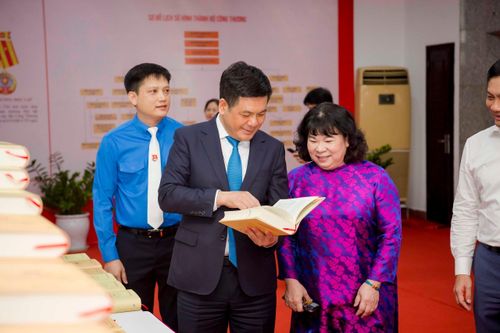 Công bố bộ sách 'Lịch sử ngành Công Thương Việt Nam' và 'Biên niên sử Công Thương Việt Nam'