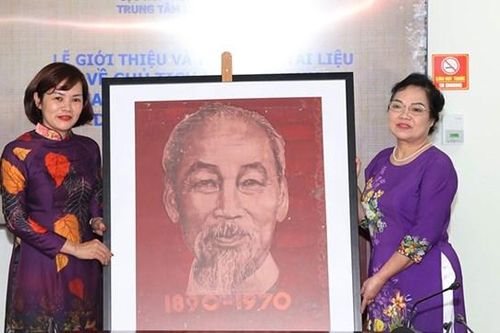 Tiếp nhận tài liệu về Chủ tịch Hồ Chí Minh