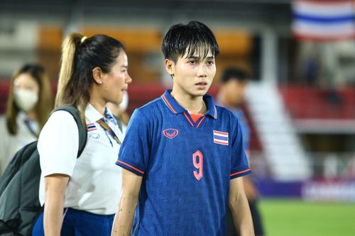 Cầu thủ nữ Thái Lan khóc ròng sau trận thua ngược Myanmar