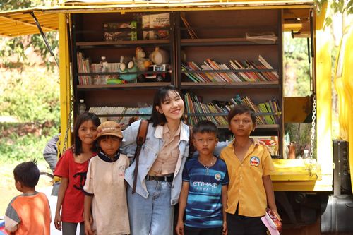 Đưa sách về buôn bằng xe thư viện lưu động
