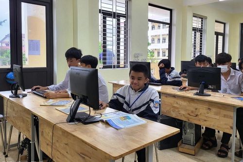 Cảm phục nghị lực vươn lên của cậu học trò xương thủy tinh