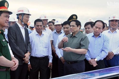 Thủ tướng Phạm Minh Chính kiểm tra các dự án xây dựng bến cảng tại Cảng cửa ngõ quốc tế Hải Phòng