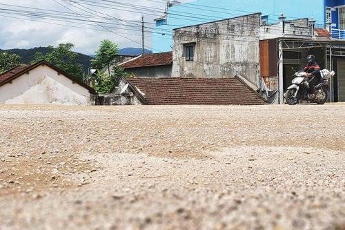 Những căn nhà thành 'hầm' bên Quốc lộ 19