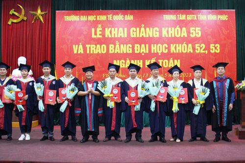 Trường ĐH Kinh tế Quốc dân trao bằng và khai giảng khóa học mới