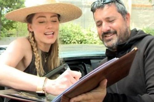 Amber Heard vẫn ký tặng cho người hâm mộ dù đã 'bỏ' Hollywood