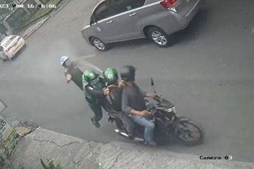 Khen thưởng Trung úy công an bị xịt hơi cay vẫn quyết bắt kẻ gian