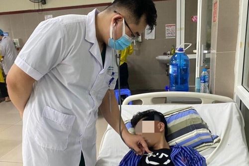 Nam thiếu niên uống thuốc diệt cỏ do mâu thuẫn với bạn gái