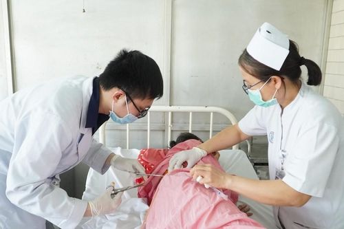 Lần đầu tiên kết hợp 2 kỹ thuật nội soi trong 1 ca phẫu thuật lấy sỏi thận