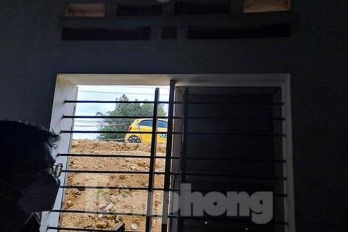 Nền đường cao hơn nhà dân cả mét ở Bình Định