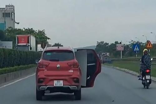 Xử phạt, tước giấy phép lái xe nữ tài xế mở cửa ô tô khi đi trên Quốc lộ 1A