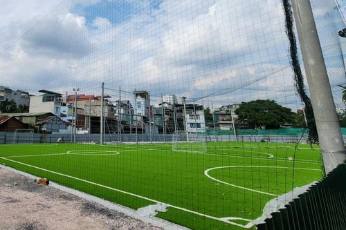 Hà Nội: Sân bóng không phép 'mọc' trên quỹ đất người dân nhường mở đường