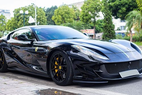 Khám phá siêu xe Ferrari 812 Superfast màu đen của tay chơi 9X Hà thành