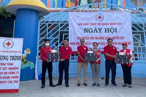 Pharmacity tặng 610.000 bộ test nhanh phục vụ phòng chống Covid-19
