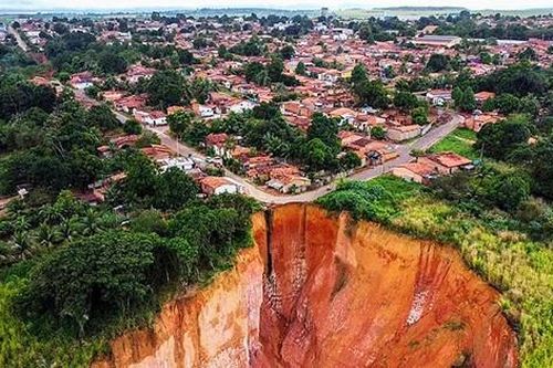 Thành phố 73.000 dân của Brazil bị 'nuốt chửng' bởi nạn phá rừng