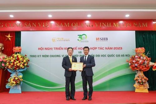 Doanh nhân Đỗ Quang Hiển nhận Kỷ niệm chương Vì sự nghiệp phát triển ĐHQG Hà Nội