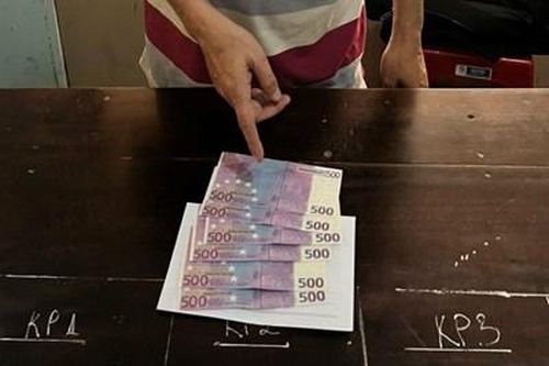 Bắt kẻ lợi dụng người già bán ngoại tệ giả