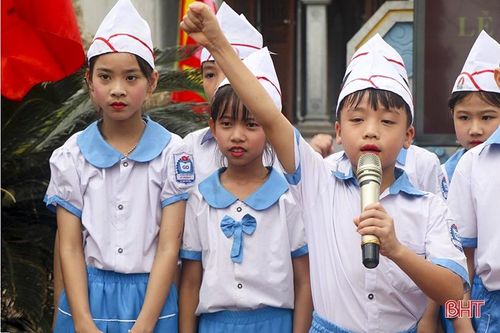 Giáo dục truyền thống qua kết nạp đội viên tại địa chỉ đỏ