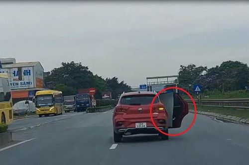 Thanh Hóa: Phạt nặng tài xế mở cửa xe để chở pano trên Quốc lộ 1A