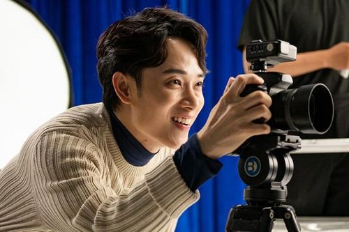 Điều gì tạo nên sức hút trong MV 'Chạm gần thêm thương' của Trúc Nhân?