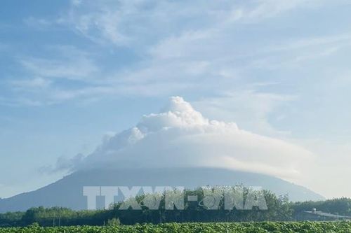 Hiện tượng 'mũ mây' siêu hiếm tái xuất trên đỉnh núi Bà Đen Tây Ninh