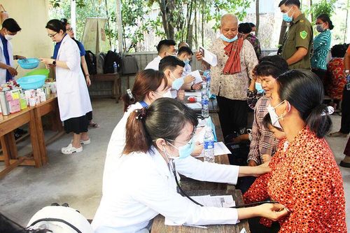 Khám bệnh, phát thuốc, gạo miễn phí cho 200 người dân khó khăn TX. Tịnh Biên