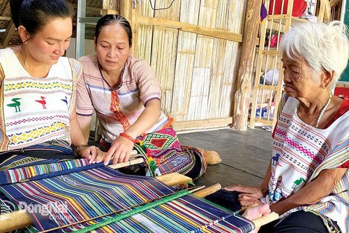 Về làng Tà Lài