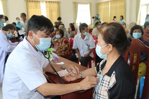150 người ở xã Tân Thuận Tây được khám, chữa bệnh và cấp thuốc miễn phí
