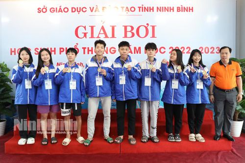 Trao 50 bộ huy chương tại Giải bơi học sinh phổ thông năm học 2022-2023