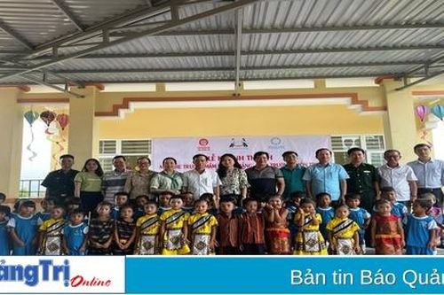 Bàn giao mái che cho các điểm trường mầm non ở huyện Hướng Hóa