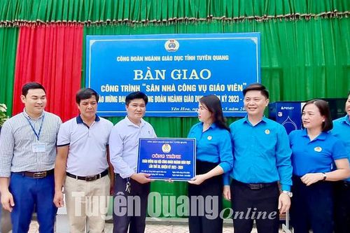 Hỗ trợ xây dựng công trình nhà công vụ và tặng quà giáo viên có hoàn cảnh khó khăn