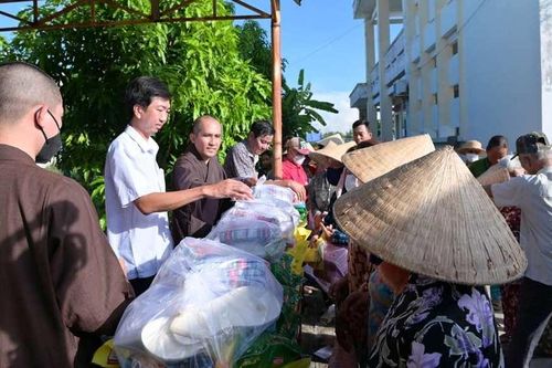 Đoàn từ thiện chùa Hưng Phước (Q.3) tặng quà và khám bệnh tại tỉnh Cà Mau