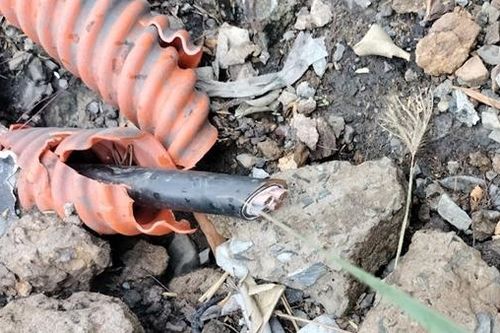 Dùng dao chặt dây cáp điện trên cao tốc Trung Lương - Mỹ Thuận