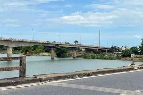 Nứt gãy nghiêm trọng lan can cầu Câu Lâu cũ bắc qua sông Thu Bồn