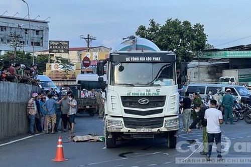 Xe bồn ôm cua cán hai vợ chồng thương vong ở TP Thủ Đức