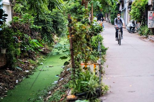 Hàng loạt mương thối bốc mùi giữa Hà Nội, bủa vây người dân