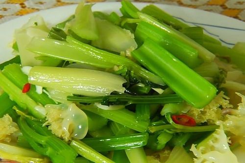 Rau cần tây rất tốt nhưng có 5 nhóm người cần cẩn trọng khi dùng