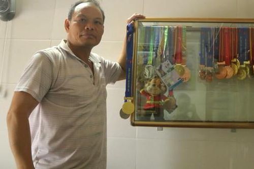 Người bố bật khóc khi con cùng đồng đội giành Huy chương Vàng tại SEA Games 32