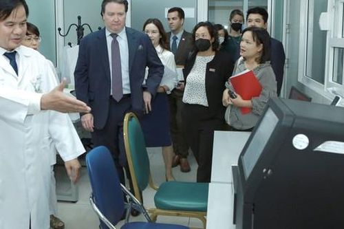 Đại sứ Hoa Kỳ thăm và làm việc tại BV Bạch Mai
